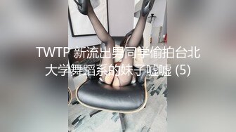 大奶美眉吃鸡啪啪 嘴巴插假鸡吧 粉穴灌牛奶 被小哥哥后入无套输出 边操边不停流出