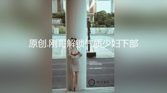 刚洗完澡的姑娘，全程露脸跟小哥激情啪啪，跪着口交大鸡巴深喉，让小哥各种体位爆草抽插，道具玩弄浴室把尿