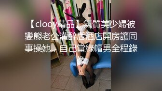 两个学生在后山野战，女孩拿着我的鸡巴就猛舔