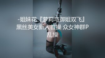 颜值丰满少妇来买衣服，没有试衣间直接拿到衣服就试穿，露出自己的两只大奶奶，监控拍下了这一幕！