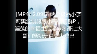 小情侣深夜寻刺激，女厕内小女友给男孩口交啪啪