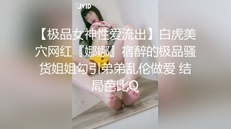 笑起来超级甜美小姐姐超近视角自慰，掏出奶子非常粉嫩，手指扣穴拍打很湿，手法娴熟一看就是老手