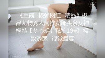 学校澡堂换衣间，女同学借故在打电话，实则在偷拍各路大美女，阴毛非常浓密，个个颜值堪称女神啊！