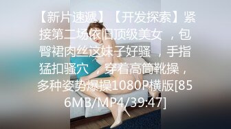 【户外强奸】黑丝少妇被村里的小混混尾随扑到在野地里强干，刚开始挣扎几巴掌下去后老实了