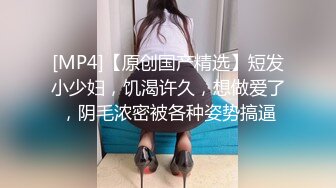 甜美极品红裙骚逼沙发上看大哥操闺蜜，逼痒忍不住给摄影师口交