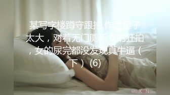 大奶少妇野外全裸紫薇 要高潮了 后面的哥们你不地道 要看就大大方方过来 妹子正爽着一回头吓的不轻