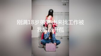 酒吧认识的金发小辣妹带回租房吃鸡鸡