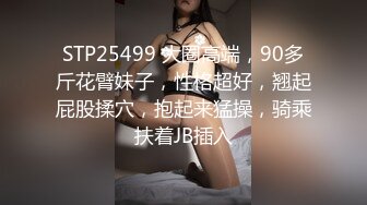 粉色制服可爱妹子，趴下给男友吃屌，没想到还不小呢，口活精湛完美一个春宫图，解锁很多高难度姿势