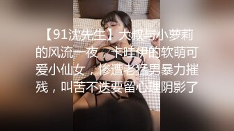 极品反差婊真的嫩啊，粉嫩小逼被大屌无套插入，进进出出好带感，忍受着低吟着，刺激呀！