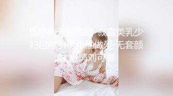 等了很久的美女服务员终于看到她的鲍鱼了