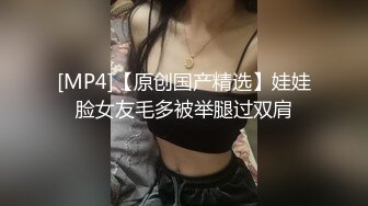 震撼自拍-廣東某酒店3位性感美女被5個男的群交還自拍,其中一個美女站桌子上不想參加了被几個男拉下來輪流操