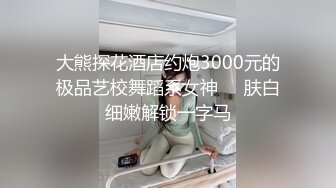 9总全国探花牛仔背带裤长相甜美萌妹，沙发脱衣调情再到床上玩，苗条身材舔弄扛退猛操