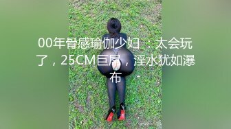 联通女业务员拿着手机给客户介绍时被恶搞突然自动播放她洗澡的视频