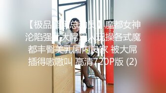 青春美少女、体验性的快乐，躲在厕所里用AV棒插小穴，淫水流了好多！