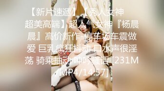 漂亮模特美女 在样板间试衣服被设计师潜规则 在沙发上激情啪啪 表情好销魂 骚叫不停