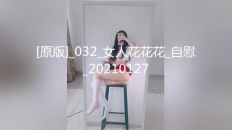 物业管理保安上门收管理费强干正在直播的制服女主播