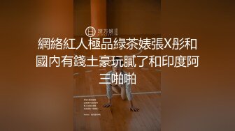 颜值非常不错的小妞全程露脸大秀，后面有个小姑娘自己在前面大黑牛自慰骚逼，找个没人的房间全裸给狼友看