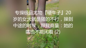 为了偿还他的赌债，丈夫提供了大多数男人都不会拒绝的东西：他的金发奖杯妻子卡西。但是她的丈夫是否意识到