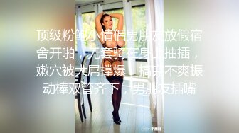 嫩嫩甜美少女，较小身材，极品美穴，手指放在下面抽插，揉搓肥穴，低低呻吟，让人欲罢不能