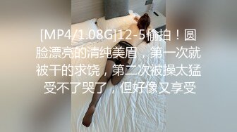 淫荡夫妻约单男3P大战，老婆被操的嗷嗷叫，老公很开心