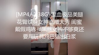 《极品CP魔手外购》经济型集体公寓女厕三机位全景偸拍各种学生和上班族小姐姐熟女方便，意外收获小情侣厕所躺平造爱