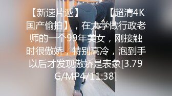 《极品CP?魔手?外购》美女如云餐饮店大神躲藏女厕逼脸同框偸拍数位小姐姐方便，被一个美女发现翻车了还好没有推门吓尿了