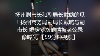 发现个绝佳位置夜晚冒着风险窗户缝中偸拍邻居艺校上学的小美女胸部发育的真好阴毛性感诱人