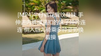 白嫩肉嘟嘟妹子揉捏爱抚很舒服，抱着美臀用力往鸡巴上撞击啪啪响声不断一前一后相互配合下体碰撞交缠