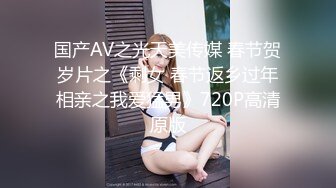 娇小的克洛伊得到了她的樱桃与大巧克力公鸡捣碎