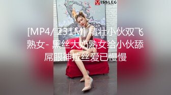 《最新魔手外购无水精品》淡定大神躲藏公园商场女厕广角特写偸拍 各种精致小姐姐大小便美臀少妇发现不对踢镜头1