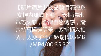 00后小姐妹在床上一起伺候小哥，口交大鸡巴舔乳头，互相抚慰玩弄骚穴和奶子