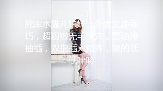 邪恶的房东暗藏摄像头 偷拍身材不错的美女租客洗澡洗鲍鱼悠闲的玩手机