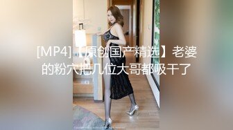 纹身社会哥约操老相好，骑上来扶屌插入，穿上丝袜后入爆操，趴在哪里尽情享受，搞得舒服了