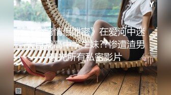 鸭舌帽酒窝颜值美女修长美腿吊带丝袜，双指抠入抽插流出水来，浴室湿身诱惑，近距离特写揉搓大阴唇肥穴