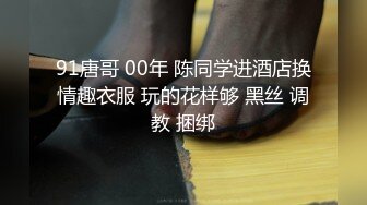 妹子就顾着张开嘴巴等射也不帮忙撸