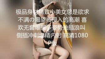 熟女人妻 嘴里吃着大肉棒 屁眼插着假鸡吧 逼里插着振动棒 真舒坦 一个洞也不闲着 肥鲍鱼不停流淫水