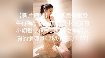 [MP4/ 405M] 高人气~车女郎仔仔没电了，蜜恋期，相拥舌吻、扣淫穴，无套啪啪干