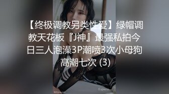 两个轻熟女群战四位小哥，全程露脸黑丝情趣装诱惑舔弄大鸡巴，被4个小哥轮番爆草抽插，口爆吞精场面淫乱