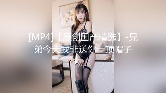 气质小姐姐人美胆更肥,真空透视装逛街,故意在各种店里晃悠,主动勾引路边小哥摸奶子