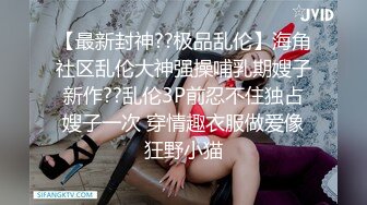 妻子被两个男人前插后操，绿帽在一旁舔老婆的脚，看着两个陌生的男人操自己的老婆