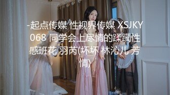 中年夫妻看着电视在客厅沙发大战一番骚妻