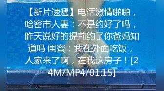 校园女厕蹲守红衣白裤人字拖女神妹,鲜红精致的穴肉让人直流口水