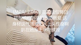 这样的骚女哪里有？硕大的自慰棒出来，掰开湿穴等待进入