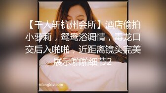 长发美女雪儿粉和男粉丝在网吧厕所约啪，爽到高潮但不敢叫出