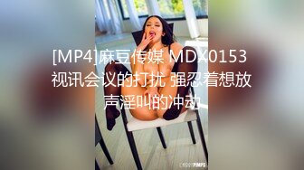 长相文静无毛白虎眼镜妹子道具自慰，撩起裙子露逼跳蛋塞入，按摩器震动阴蒂娇喘，跪在沙发上抬腿从下面震