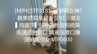 商场女厕坑神隔板缝多角度逼脸同框偸拍多位美女方便，柜台主管气质少妇居然还是无毛大逼 (10)