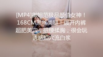 舞艺吧美女模特Miss妶子宾馆大尺度私拍人体开裆黑丝对着镜头扭臀晃腰摄影师咸猪手掰开阴唇边拍边聊天1080P原版