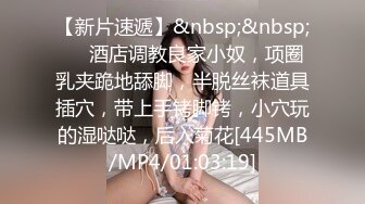 高挑可爱温柔的俄罗斯美女情趣内衣妩媚表情让你想入非非自己床上玩自己粗大工具插逼玩出淫水