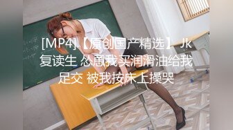 [MP4]P站红人Fullfive全裸在古朴的村落里闲逛 找个舞台自慰喷水