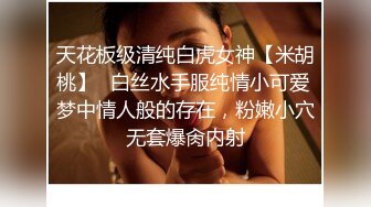 短发的平胸妹妹，独自一个人在家自慰，手上还纹了花纹，掰开骚穴